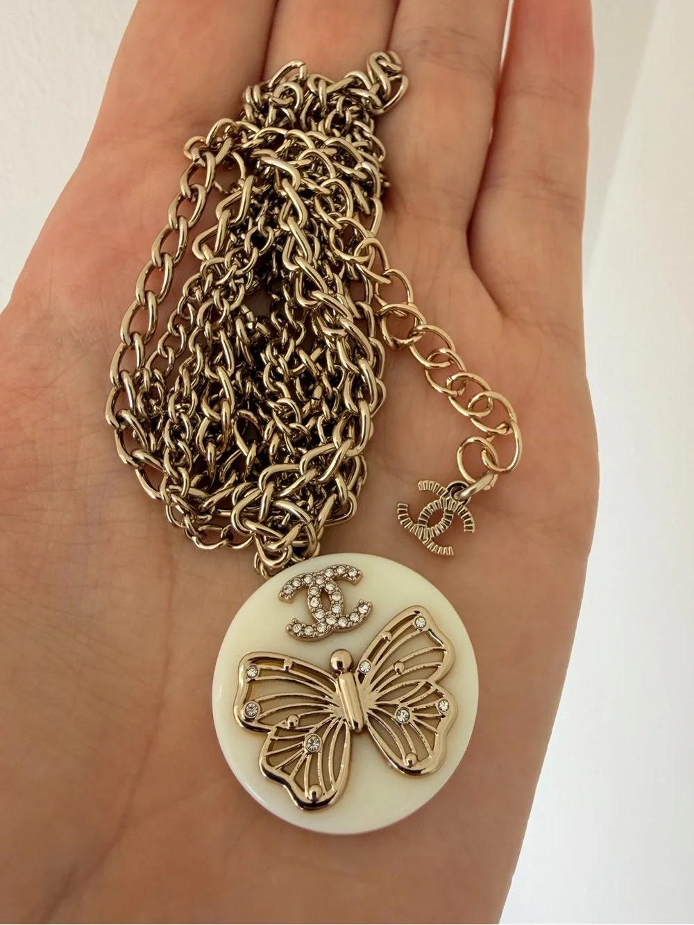 🤍CHANEL Gold-Tone Chain Necklace with Cream Disc & Butterfly✨